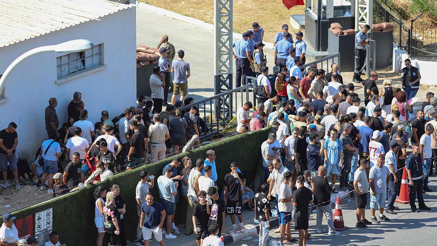 Los supervivientes al naufragio en la entrada del puerto de Kyrenia