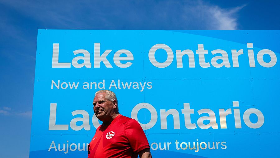 El primer ministro de Ontario, Doug Ford, desvela un letrero para el lago Ontario