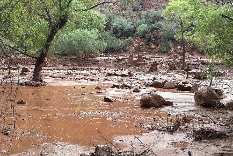 Restos de pilares de piedra de un puente a lo largo de Bright Angel Creek tras una crecida repentina que destruyó la pasarela