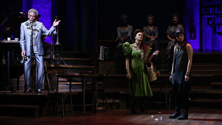 A la derecha, Perséfone y Eurídice durante la función de 'Hadestown' en Broadway