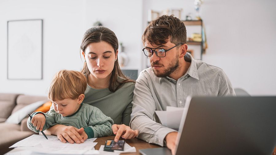 Una familia preocupada por las deudas de septiembre