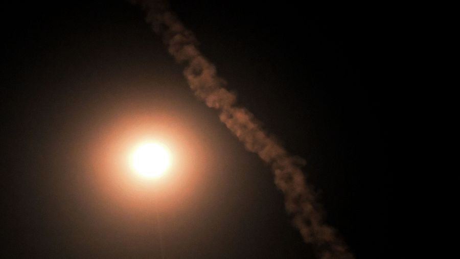 Estela de humo de un proyectil durante un ataque aéreo ruso en Kiev a primera hora de la mañana