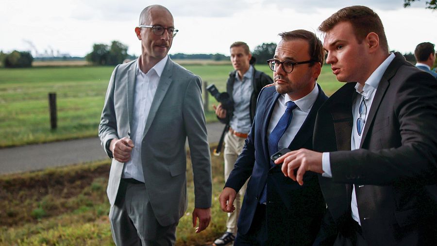 El ministro del Interior y de Asuntos Municipales del estado federado de Brandeburgo (Alemania) visita una subestación eléctrica en Turnow-Preilack, Alemania.