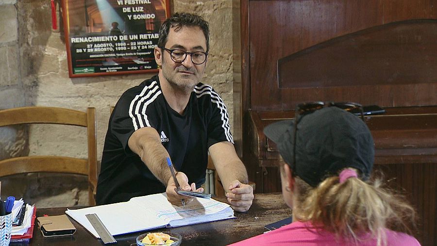 Un hospitalero voluntario recibe a los peregrinos en Grañón