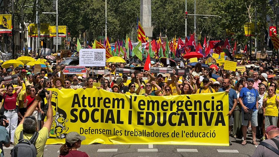Manifestació massiva amb pancarta 