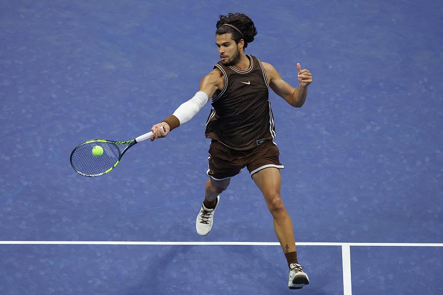 Carlos Alcaraz realizando una derecha durante el partido del US Open ante Jaime Faria