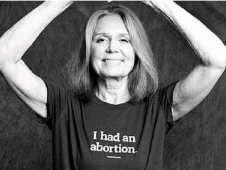 Gloria Steinem con una camiseta reivindicativa