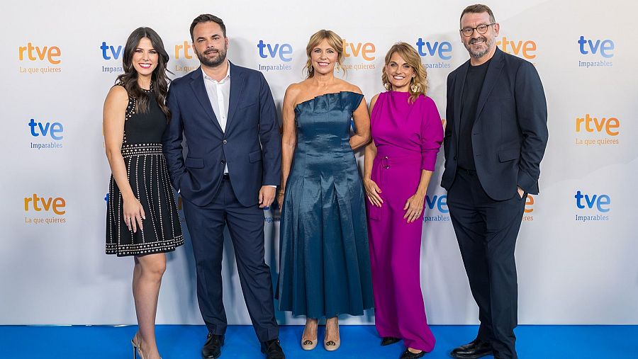 Mireia Alzuria, Martín Barreiro, Alejandra Herranz, Lourdes Maldonado y Marc Sala posan en un evento de TVE con fondo de logotipos de la cadena.