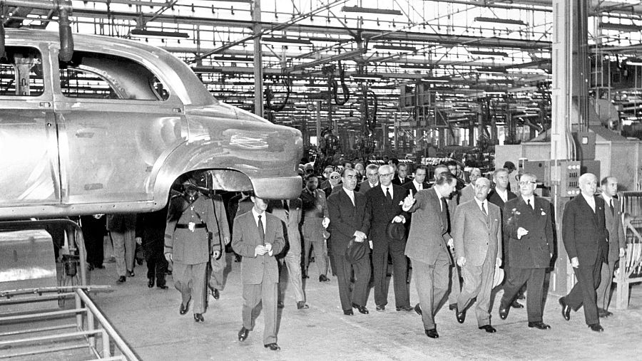 El dictador Francisco Franco asiste a la inauguración de la fábrica de SEAT en Barcelona (1953).