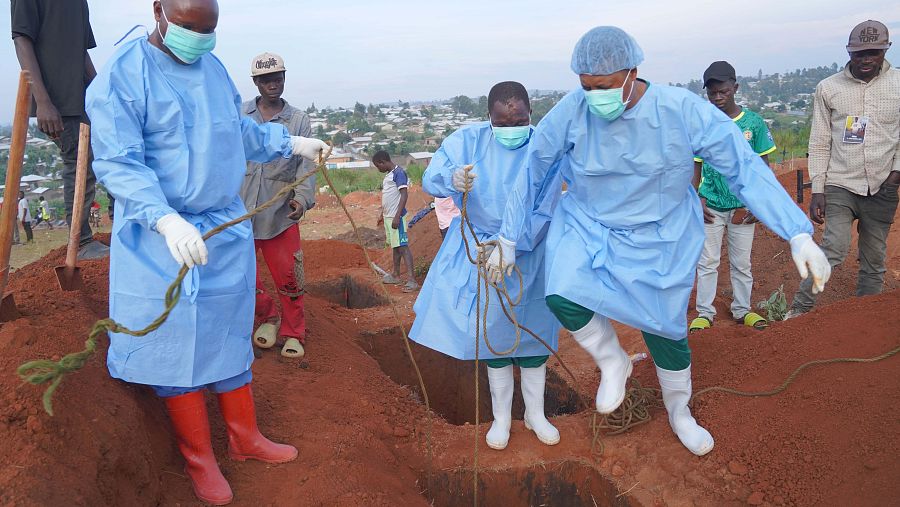 Entierro de un paciente fallecido de ébola el 18 de agosto de 2026 en el cementerio de Nyamurongo, en Bunia, República Democrática del Congo.