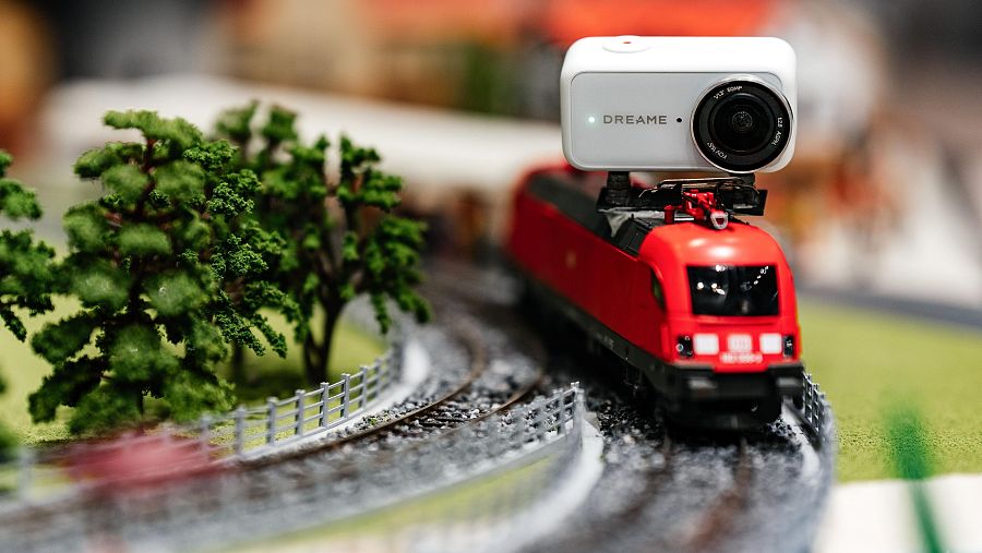 Cámara LEAPTIC Cube de la marca Dreame subida a un tren en miniatura en IFA
