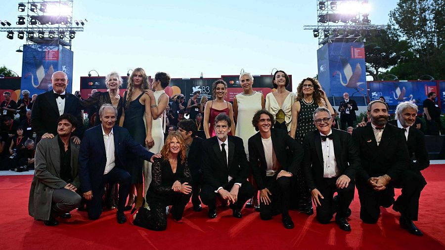 El director Nanni Moretti posa con el reparto de 'Sucederá esta noche' en la Mostra de Venecia