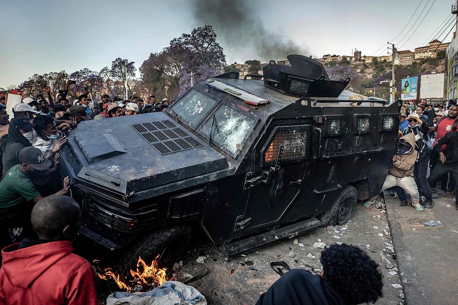 Un grupo de manifestantes vandaliza un vehículo de la policía en Antananarivo