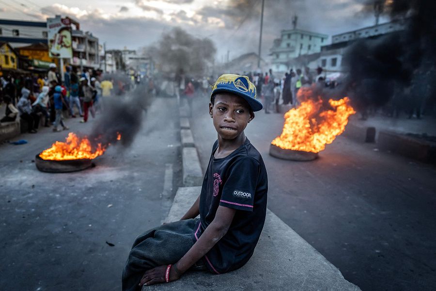 Un niño en medio de las protestas en Antananarivo