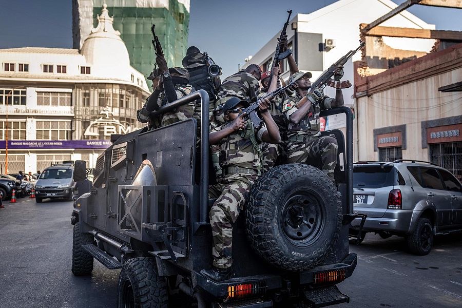 Soldados recorren las calles de Antananarivo