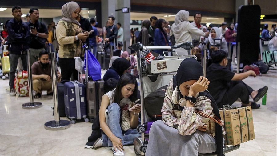 Pasajeros afectados en el aropuerto internacional de Yakarta