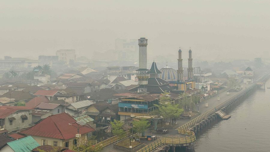 Un humo denso cubre la ciudad indonesia de Pontianak