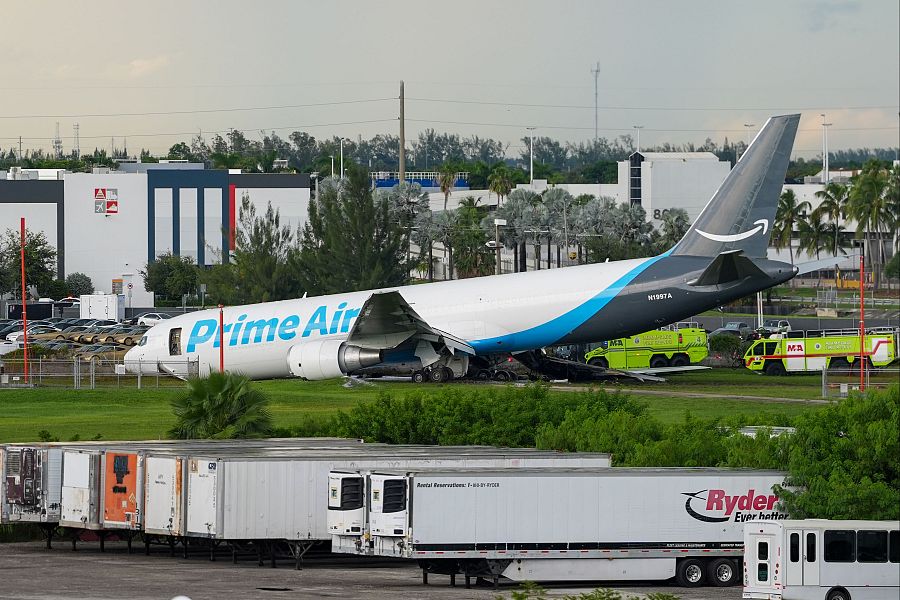 Situación del avión de carga con el logotipo de Amazon tras salirse de la pista del Aeropuerto Internacional de Miami