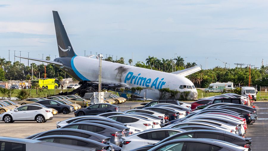 Avión de carga de Amazon Prime Air volcado sobre su morro tras salirse de la pista en el Aeropuerto Internacional de Miami