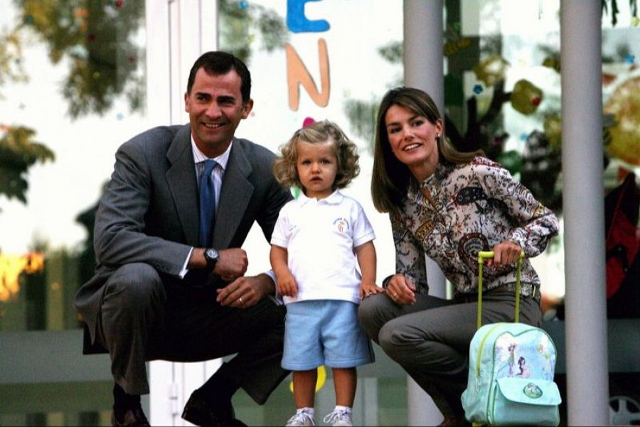 Su Alteza Real la Princesa de Asturias, acompañada por Sus Majestades los Reyes, en su primer día en la guardería de la Guardia Real