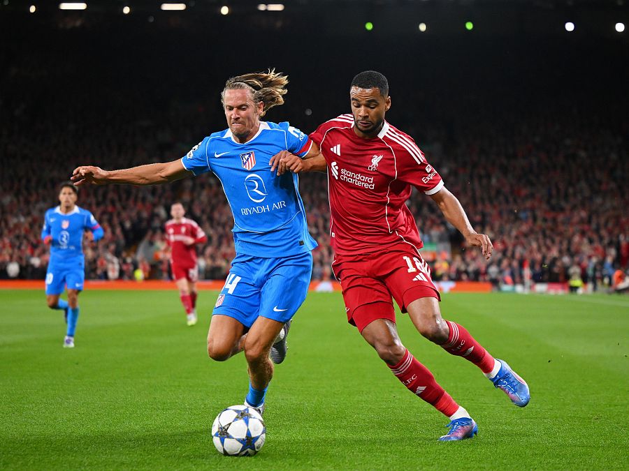 Marcos Llorente (izquierda) disputa un balón con Gapko en el Liverpool - Atlético de la Champions del año pasado