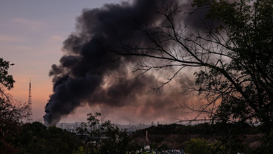 Se eleva humo tras los masivos ataques con misiles rusos contra Kiev.