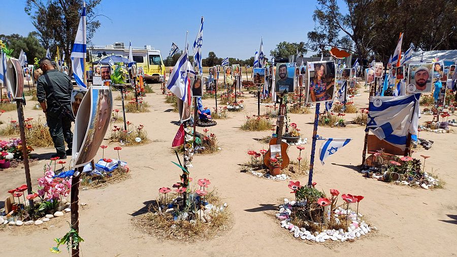 Memorial compuesto por fotos de jóvenes israelíes asesinados durante el ataque terrorista en el Festival NOVA que tuvo lugar el 7 de octubre de 2023