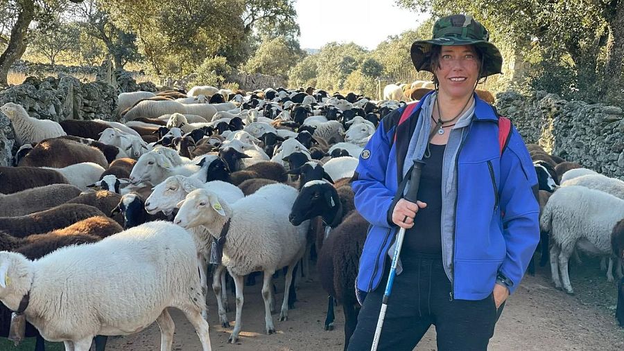 Almudena, pastora de un rebaño de ovejas castellanas en Argañín (Zamora)