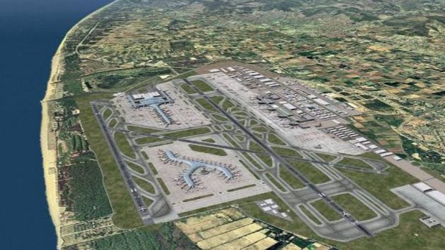 Vista aèria d'una proposta d'ampliació de l'Aeroport de Barcelona-El Prat, amb pistes, terminals, avions, mar Mediterrani i entorn urbà i agrícola.