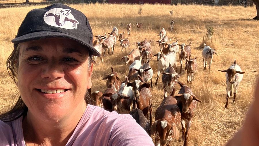 Ainhoa López Larrauri, ganadera, con un rebaño de cabras de raza Florida, en su explotación de La Granada de Riotinto (Huelva)