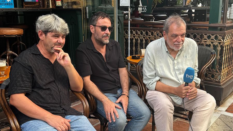 Los autores de Carmen Mola atienden a RTVE en Marbella