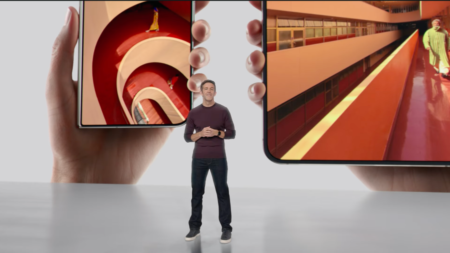 John Ternus, CEO de Apple, presentando el iPhone Duo