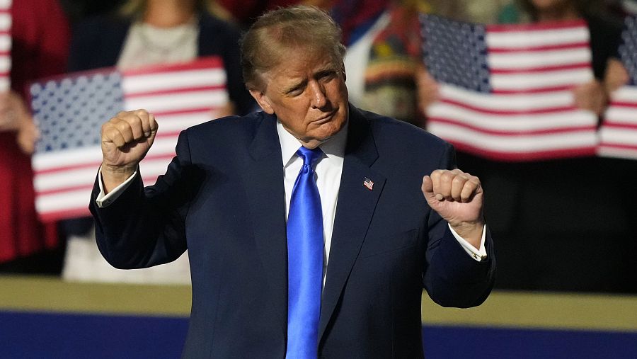 Trump baila al final de su disctuso en la convención del partido republicano en Dallas, Texas