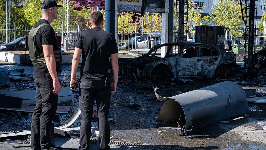 Un dron a reacción ruso impacta contra una gasolinera en Kiev, causando graves daños al edificio y heridas a cuatro personas, el 10 de septiembre
