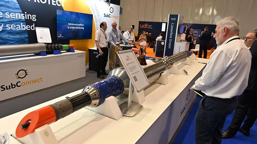 Exhibición de una interfaz de red por cable, instalada en línea para cables de fibra óptica submarinos, durante la Feria de Defensa Submarina (UDT) de 2026 en Londres