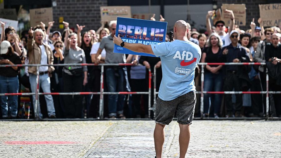 Un simpatizante de la AfD confronta a los manifestantes