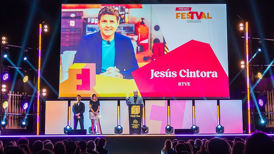 Cintora agradeció el premio FesTVal a 'Malas lenguas' desde Madrid
