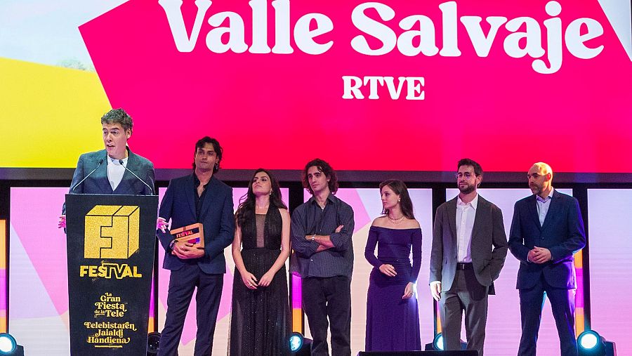 El equipo de 'Valle Salvaje', con su creador, Josep Cister, agradece el Premio FesTVal