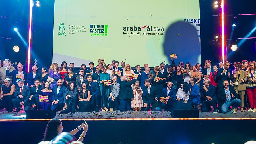 Foto de familia de los premiados, ayer en Vitoria
