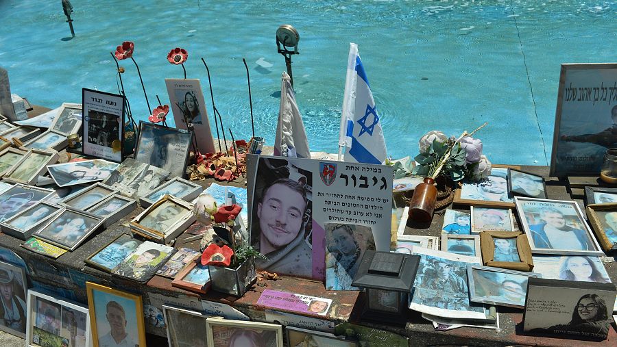 Personas visitan el lugar del festival de música Nova, donde hubo muertos y secuestrados durante el ataque liderado por Hamás el 7 de octubre de 2023