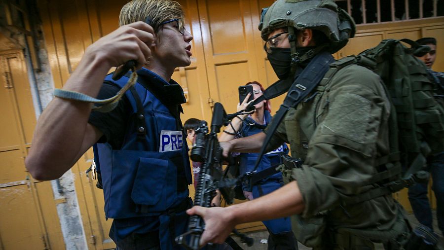 Fuerzas israelíes bloquean al periodista y activista Andrey X (izq.) mientras instalan barreras de hierro durante una incursión en la Ciudad Vieja de Hebrón, Cisjordania, Palestina, el 29 de agosto de 2026