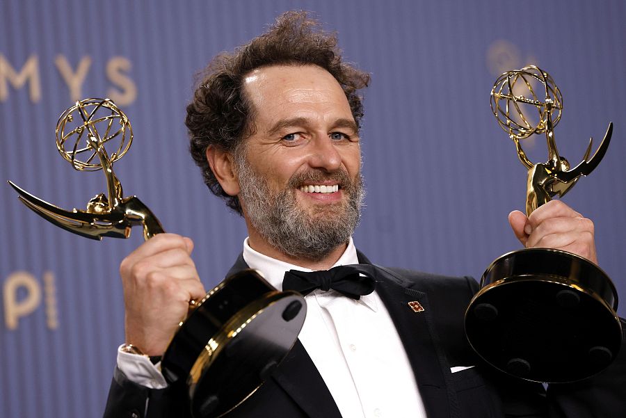 Matthew Rhys alza sus dos premios Emmy de la noche como mejor actor