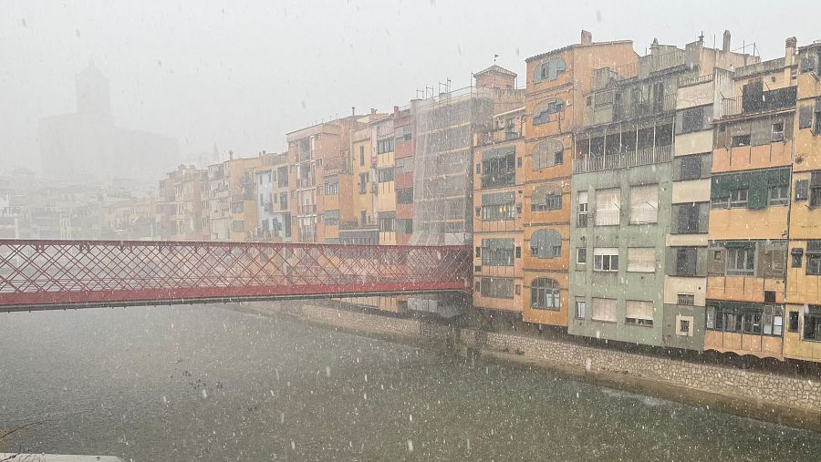 El pont de ferro de Girona amb l'Onyar i la pedregada
