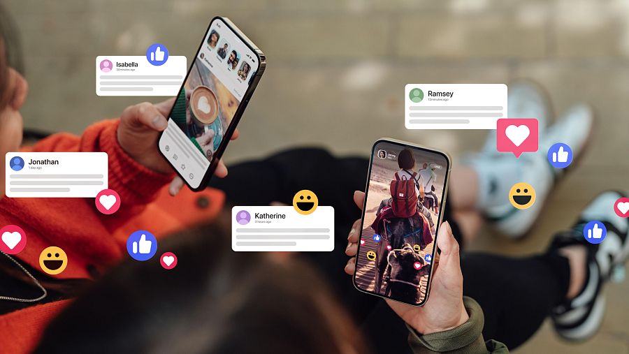 Varios jóvenes se conectan a Instagram, una de las redes en el foco de la UE