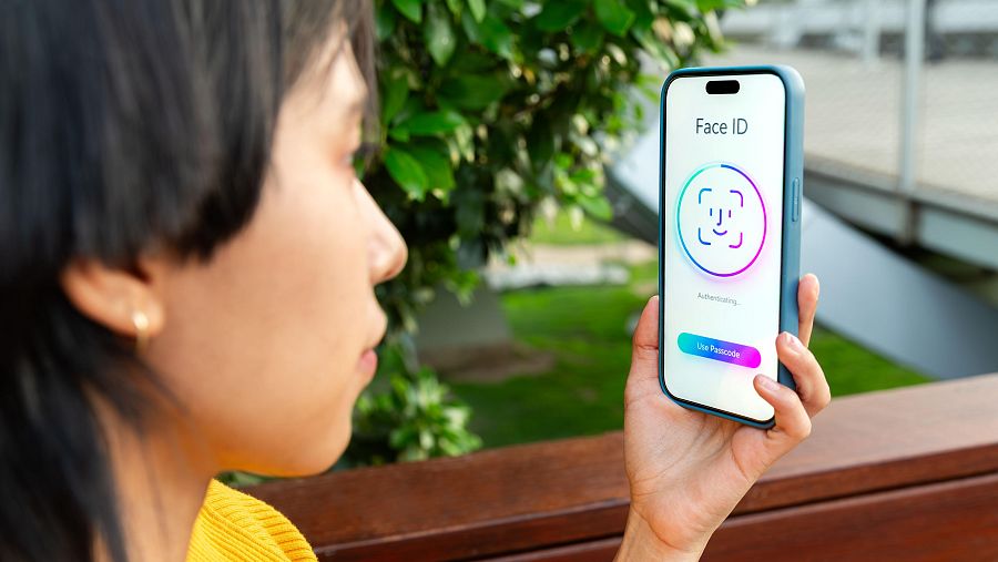Autentificación en un teléfono móvil con sistema de identificación facial