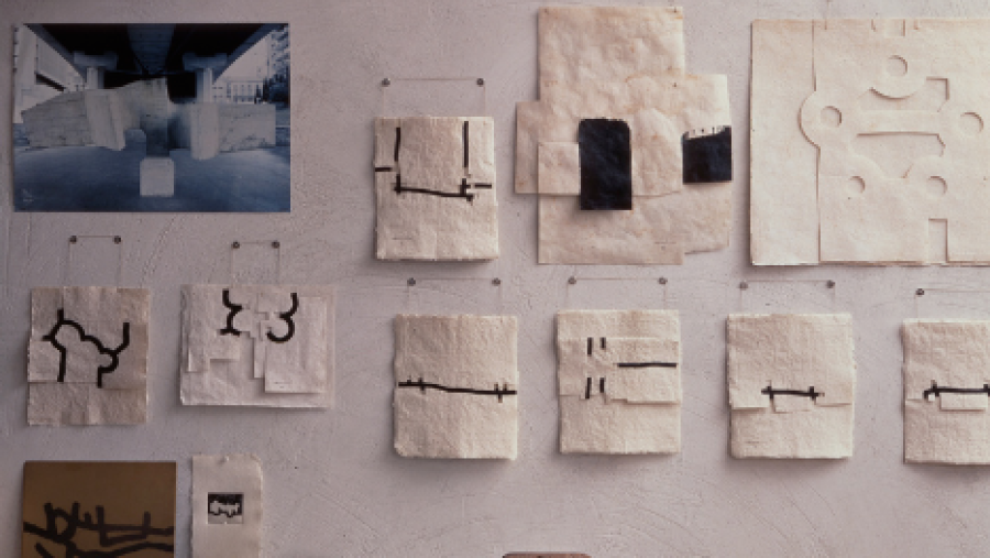 'Gravitaciones' de Eduardo Chillida, obra en papel con relieve y sus formas características.