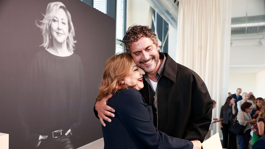 El actor Paco León felicita a Carmen Machi