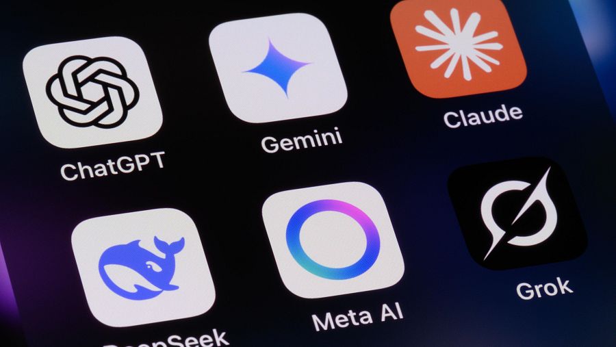 Captura de la pantalla de un móvil con varias aplicaciones de asistentes de IA