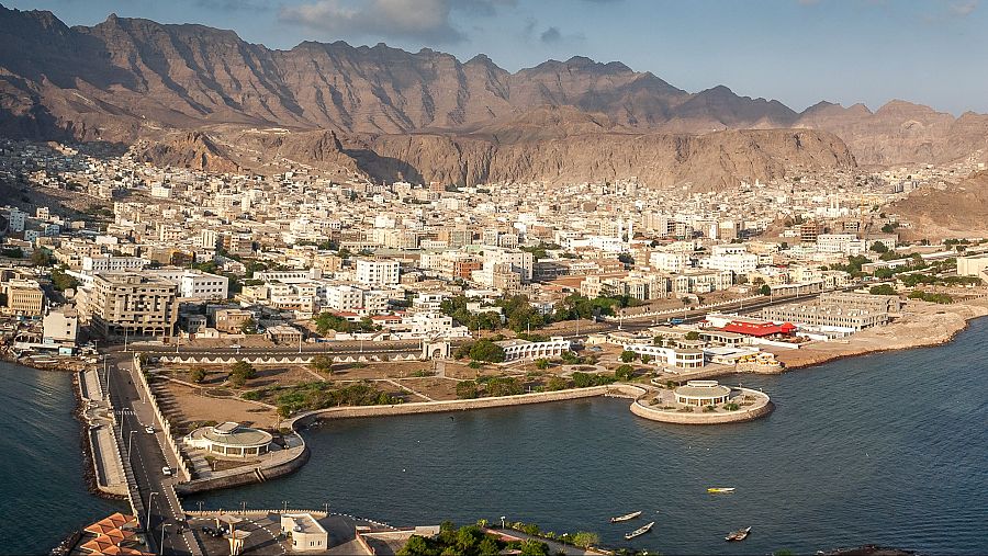 Imagen del puerto y la ciudad de Adén, capital de facto de Yemen
