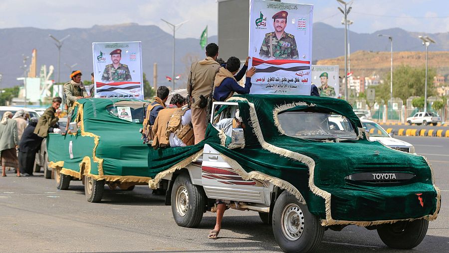 Unas camionetas que exhiben retratos de un combatiente leal a los hutíes pasan durante su funeral, tras haber muerto en combates recientes en Saná.